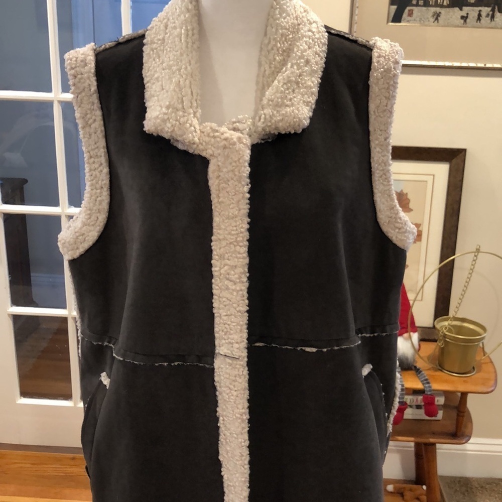 POL Sherpa long vest with side pockets.  Size S - Picture 2 of 9